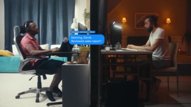 İki çok ırklı adam evdeki bilgisayarların başında oturuyor. İnternetteki iş arkadaşları PC 'de kurye uygulamasında sohbet ediyorlar. Kabarcıklardaki metnin 3 boyutlu VFX animasyonu. Sosyal ağda SMS sohbeti. Duvarla ayrılmış dairelerin görüntüsü.