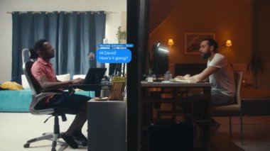 İki farklı adam bilgisayarların başında oturuyor. Arkadaşlar, PC 'de kurye uygulaması üzerinden mesajlar gönderir ve alırlar. Kabarcıklardaki metnin 3 boyutlu animasyonu. Sosyal ağda SMS sohbeti. Duvarla ayrılmış dairelerin görüntüsü.