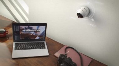 Yapay zeka tanıma sistemi olan güvenlik kamerası ve duvarda kablosuz internet bağlantısı. Modern CCTV kamerası, Wi-Fi kullanarak dizüstü bilgisayara bağlanıyor. Yazılım arayüzü ekranda görüntülendi. 3B VFX canlandırması.