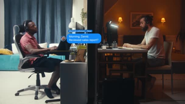 2人の複数の男性が自宅のコンピュータに座っている Pc上のメッセンジャーアプリでオンラインチャットを同僚 バブル内のテキストの3D Vfxアニメーション ソーシャルネットワークでのSmsチャット 壁で区切られたアパートの眺め — ストック動画
