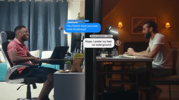 二人の男がコンピューターに座っている Pcでメッセンジャーアプリでオンラインチャットする友達 バブル内のメッセージの3D Vfxアニメーション ソーシャルネットワークでのコミュニケーション 壁で区切られたアパートの眺め — ストック動画