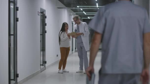 Docteur Tient Avec Une Femme Asiatique Dans Couloir Clinique Médecin — Video
