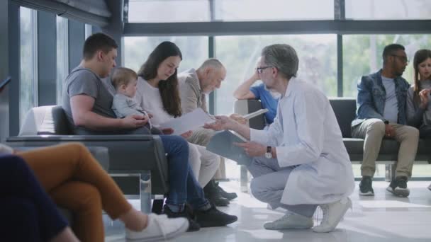 Různí Lidé Sedí Pohovkách Hale Kliniky Čekají Schůzku Doktory Doktor — Stock video