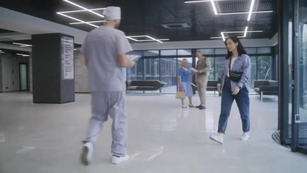 Die Erwachsene Frau Kommt Die Rezeption Der Eingangshalle Der Klinik — Stockvideo