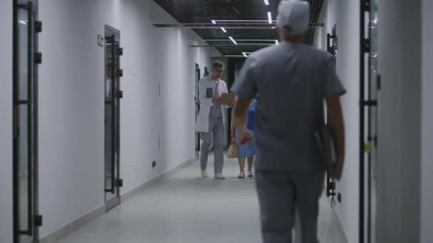 Couple Âgé Marche Avec Médecin Dans Couloir Clinique Médecin Parle — Video