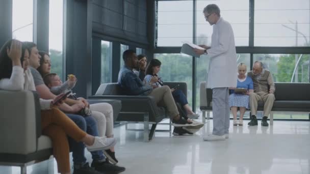 Різні Люди Сидять Диванах Зоні Вітальні Клініки Чекають Зустріч Лікарем — стокове відео