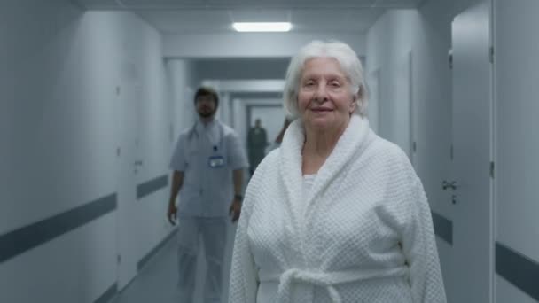 Mujer Mayor Está Corredor Clínica Moderna Paciente Anciana Sonríe Mira — Vídeo de stock