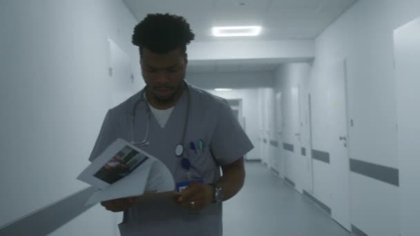 Спеціаліст Афроамериканської Медицини Тестами Призводить Руках Проходить Лікарняний Коридор Доктор — стокове відео