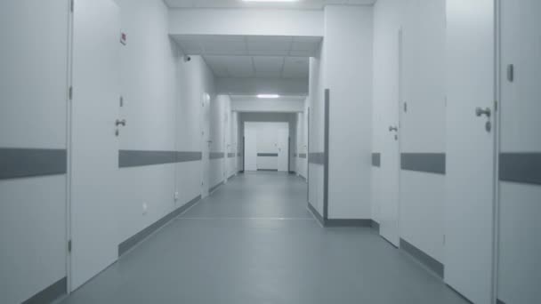 仕事を始める前に空の廊下を持つ現代医学センター Ledランプによって照らされる病院の回廊およびキャビネット 医療制度について 検疫室でクリニックが閉鎖されました パンデミック ドリー ショット — ストック動画