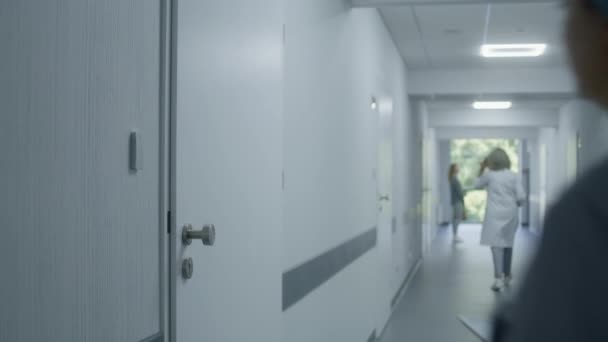 Enfermera Abre Puerta Quirófano Con Tarjeta Llave Pasillo Del Hospital — Vídeos de Stock