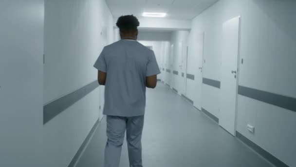 Spécialiste Afro Américain Marche Dans Couloir Centre Médical Docteur Prend — Video