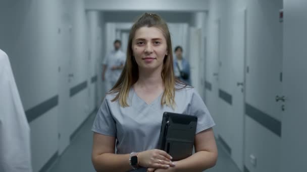 Médico Profesional Femenino Con Tableta Digital Encuentra Corredor Clínica Moderna — Vídeo de stock
