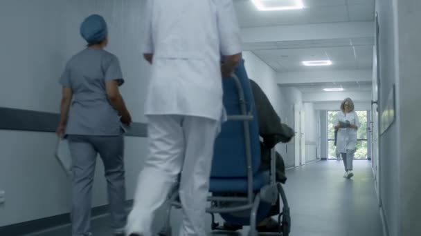 Infirmière Ouvre Porte Salle Médicale Avec Carte Accès Dans Couloir — Video