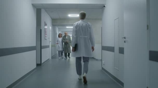 Médecin Mature Marche Dans Centre Médical Couloir Hôpital Spécialiste Des — Video