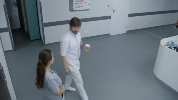 Forgalmas Kórházi Folyosó Változatos Orvosok Orvosok Nővérek Sebészek Sétálnak Munkáról — Stock videók