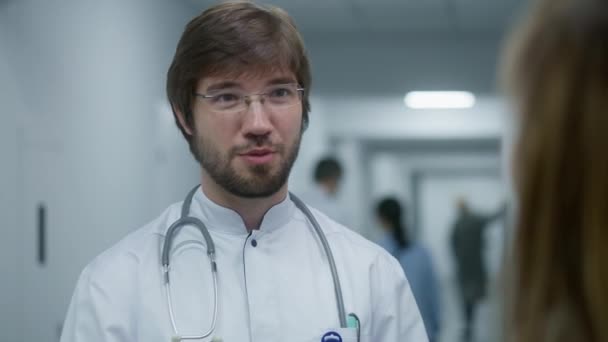 Homme Médecin Tient Dans Couloir Clinique Moderne Médecin Professionnel Communique — Video