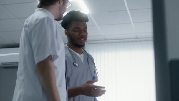 Lægen Kalder Elevator Medicinsk Center Korridor Lytter Til Sin Afroamerikanske – Stock-video