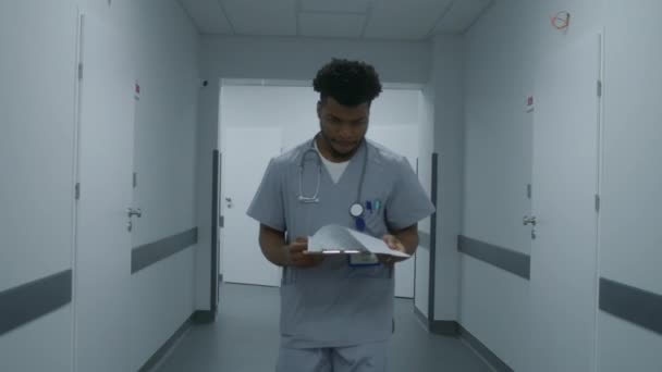 Afroamerikanische Gesundheitsspezialist Mit Tests Ergebnisse Den Händen Geht Krankenhausflur Arzt — Stockvideo