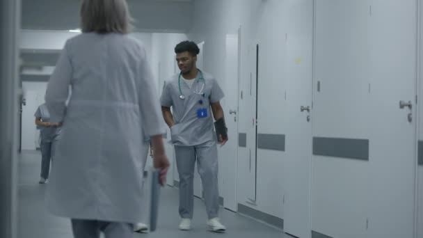 Americký Afroameričan Kráčí Chodbou Digitálním Tabletovým Počítačem Pacientem Zdravotnický Specialista — Stock video