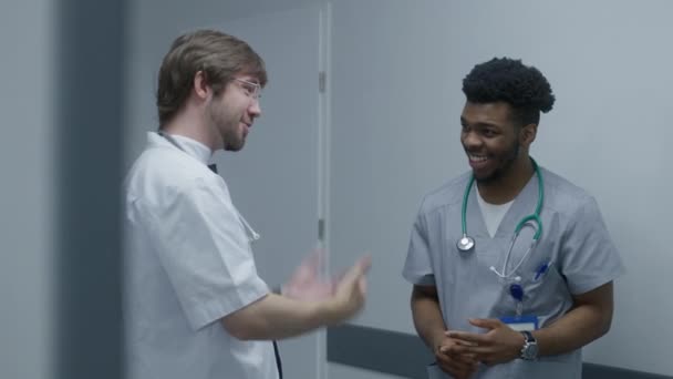 Deux Médecins Multiethniques Trouvent Dans Couloir Clinique Moderne Médecin Afro — Video