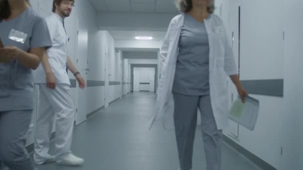Doutor Uniforme Branco Conversa Com Enfermeira Tenta Abrir Porta Armário — Vídeo de Stock