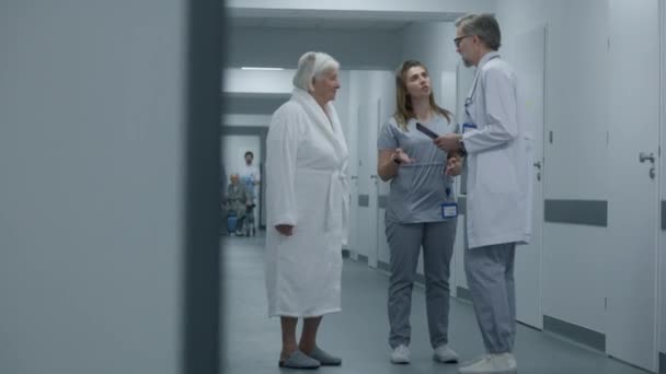 Nurse Elderly Woman Walk Clinic Corridor Procedures Male Doctor Comes — Stock Video
