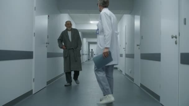 Érett Orvos Kinyitja Orvosi Szoba Ajtaját Professzionális Orvos Jön Kabinet — Stock videók