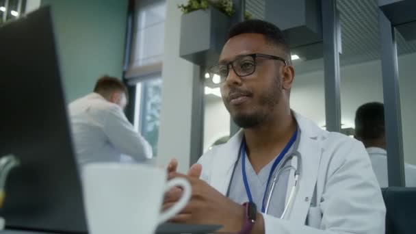 Médecin Afro Américain Est Assis Dans Café Clinique Utilise Ordinateur — Video