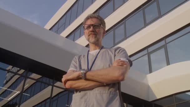 Gammal Läkare Uniform Står Utomhus Vid Sjukhusets Entré Professionell Läkare — Stockvideo