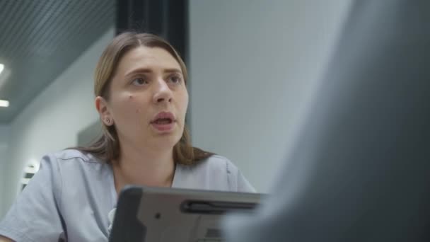 Doutor Feminino Senta Café Clínica Reunião Com Paciente Usa Computador — Vídeo de Stock