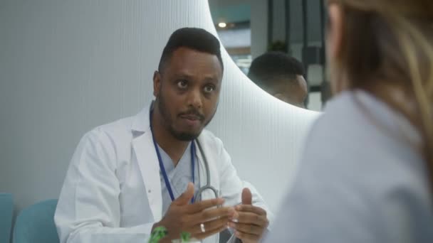 Médecin Afro Américain Est Assis Café Clinique Avec Ses Collègues — Video