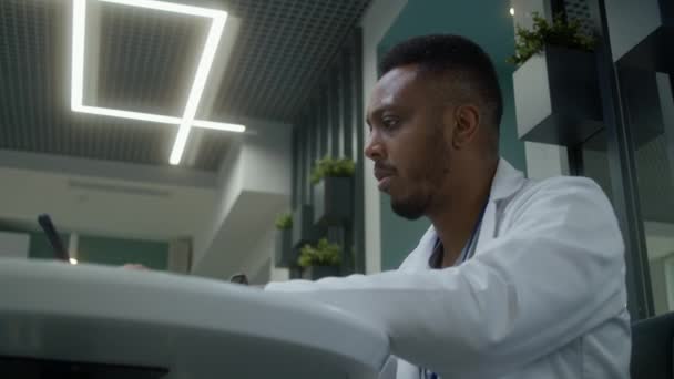 Afroamerikansk Läkare Sitter Klinikens Café Professionell Sjukvårdare Arbetar Digital Tablett — Stockvideo
