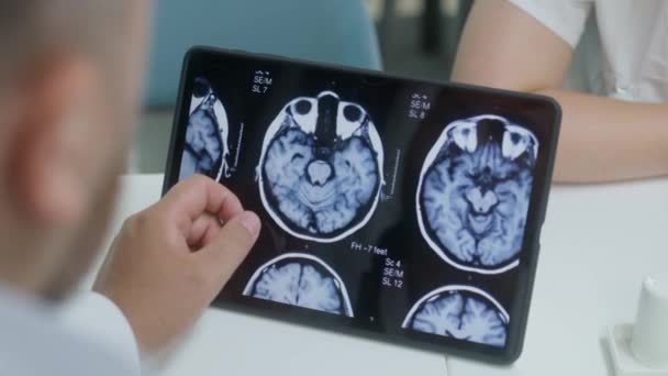 专业医生在医院餐厅了解Mri或Ct扫描结果 医生观察脑部扫描结果 并与同事讨论 医疗中心餐厅的医务人员 — 图库视频影像