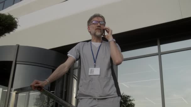 Reife Therapeutin Steht Eingang Der Klinik Und Telefoniert Mit Dem — Stockvideo