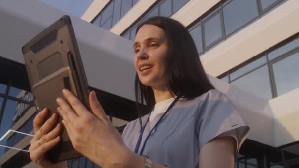 Žena Lékař Mluví Pacientem Během Line Schůzku Pomocí Digitálního Tabletu — Stock video