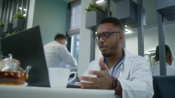 Médico Afro Americano Senta Café Centro Médico Usa Laptop Médico — Vídeo de Stock