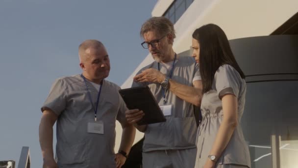 Ιατρικό Προσωπικό Στολή Στέκεται Έξω Στην Είσοδο Του Νοσοκομείου Ώριμος — Αρχείο Βίντεο