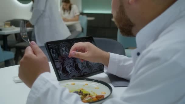 Profesjonalny Lekarz Ogląda Obraz Rezonansu Magnetycznego Lub Tomografii Komputerowej Przy — Wideo stockowe