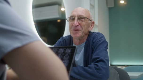 Pasien Tua Duduk Kafe Klinik Dengan Dokter Profesional Medis Membahas — Stok Video