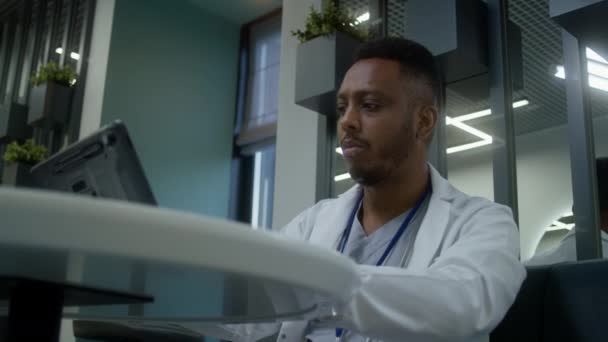Афроамериканский Врач Сидит Больничном Кафетерии Профессиональный Медик Использует Цифровой Планшетный — стоковое видео