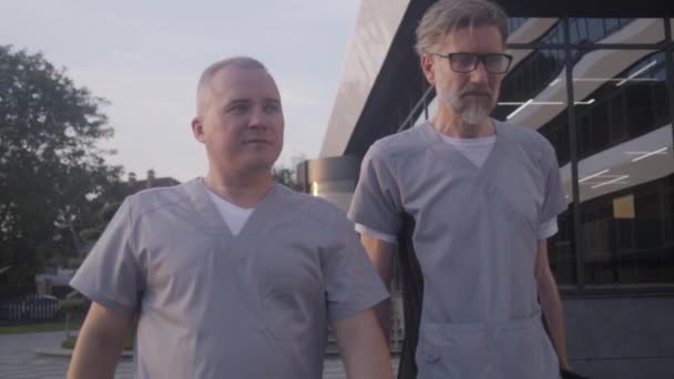 Médicos Profesionales Uniforme Caminan Aire Libre Cerca Del Hospital Los — Vídeos de Stock