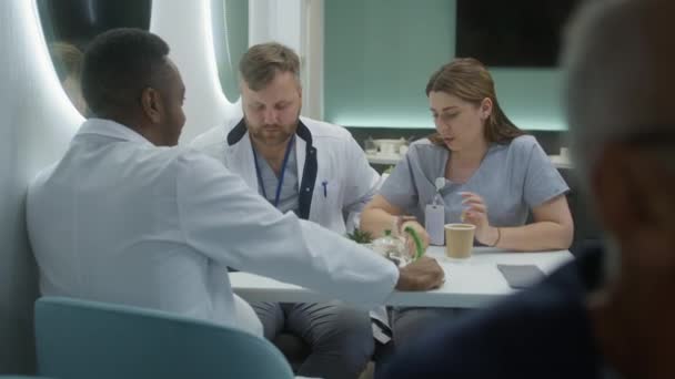 Beberapa Dokter Etnis Duduk Meja Kafe Klinik Modern Obrolan Medis — Stok Video