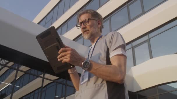 Lekarz Rozmawia Pacjentem Podczas Wizyty Online Przy Użyciu Tabletu Cyfrowego — Wideo stockowe