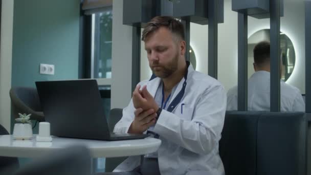 Mężczyzna Lekarz Siedzi Nowoczesnej Kawiarni Kliniki Specjalista Opieki Zdrowotnej Pracuje — Wideo stockowe
