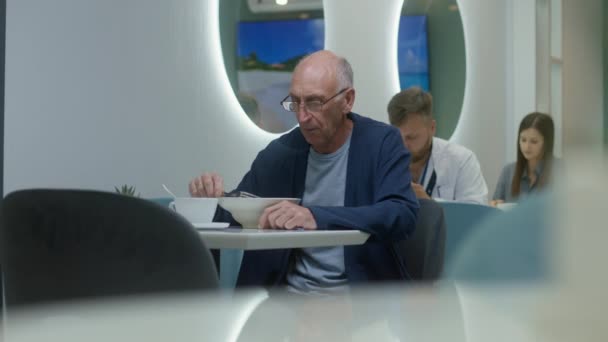 Paziente Anziano Siede Nella Mensa Dell Ospedale Mangia Parla Con — Video Stock