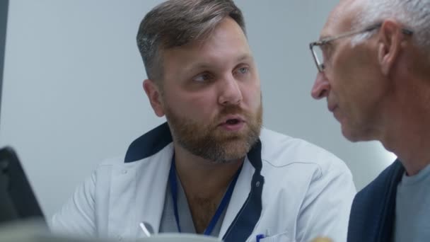 Αρσενικός Γιατρός Κάθεται Στην Κλινική Καφέ Ηλικιωμένους Ασθενείς Επαγγελματίας Γιατρός — Αρχείο Βίντεο