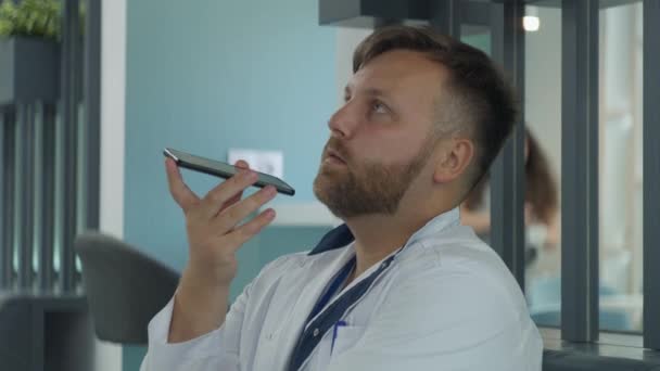 Чоловік Лікар Сидить Клінічному Кафе Перерві Спеціаліст Охорони Здоров Розмовляє — стокове відео