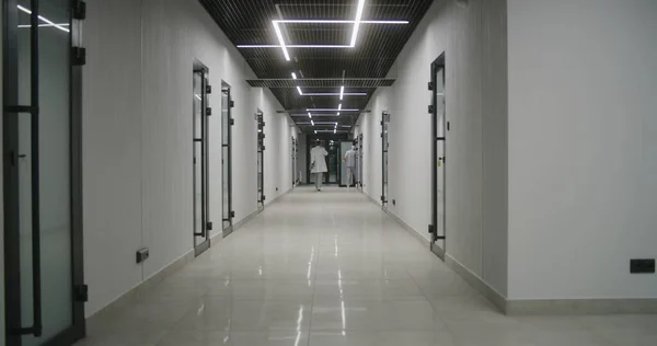 Medici Operatori Sanitari Pazienti Camminano Lungo Luminoso Corridoio Della Clinica — Foto Stock