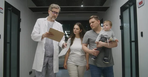Gammal Läkare Och Familj Med Små Barn Kliniken Korridoren Läkaren — Stockfoto