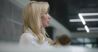 Bayan yönetici, klinik lobisindeki resepsiyonda hastayla konuşuyor. Kadın danışman, tıbbi test sonuçları veriyor. Tıp personeli modern tıp merkezinde çalışıyor. Sağlık hizmetleri. Portre.